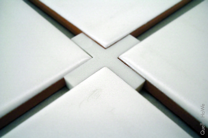 Praktischer Helfer: Mit dem Fliesenkreuz sorgen Sie für gleichbleibende Abstände! Praktischer Helfer: Mit dem Fliesenkreuz sorgen Sie für gleichbleibende Abstände!