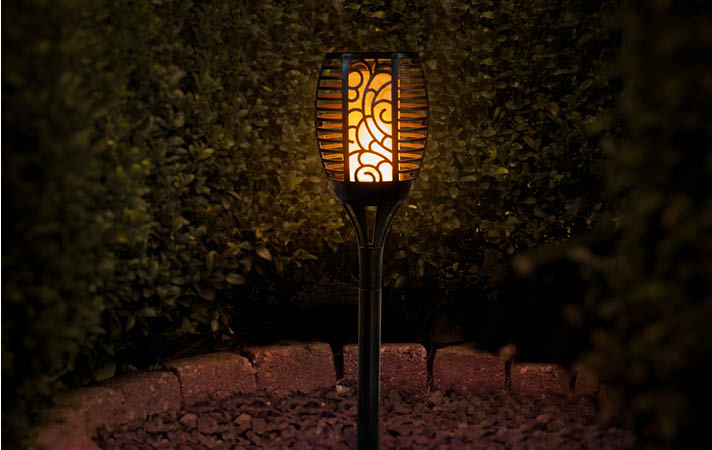 Shada Solar-Fackel "Aura" mit Tageslichtsensor Die Solarfackel Aura besticht durch ihr verspieltes Design und die verschiedenen Montagemöglichkeiten