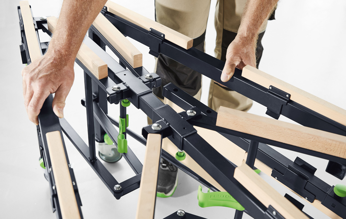 Ein spezielles Faltsystem macht den Säge- und Arbeitstisch STM 1800 kompakt und leicht transportierbar. Ein spezielles Faltsystem macht den Säge- und Arbeitstisch STM 1800 kompakt und leicht transportierbar.