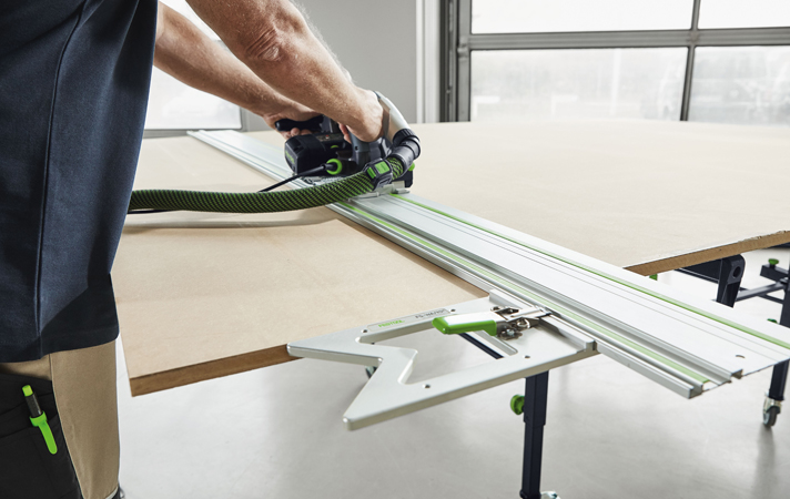 Mit einer Handkreissäge und Führungsschiene mit 90° Winkelanschlag verwandelt sich der STM 1800 zur mobilen Plattensäge Mit einer Handkreissäge und Führungsschiene mit 90° Winkelanschlag verwandelt sich der STM 1800 zur mobilen Plattensäge