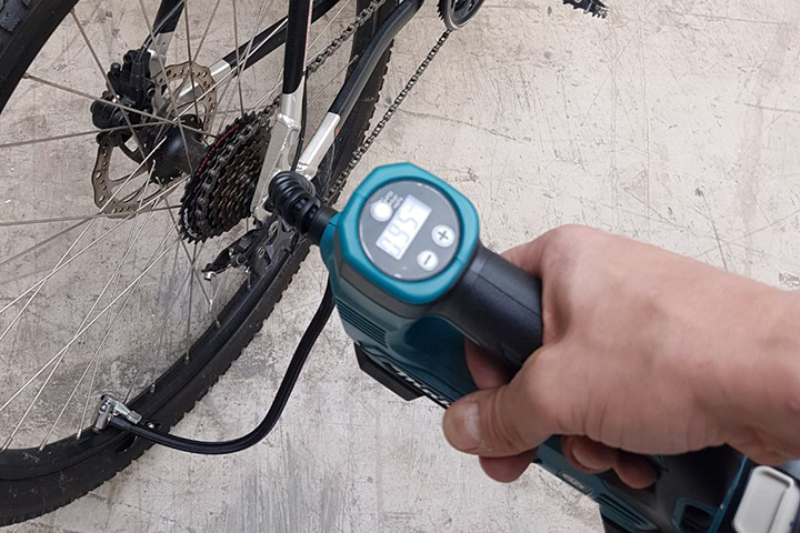 MP100DZ im Einsatz am Fahrrad Einer unserer sportlichen Mitarbeiter testet den MP100DZ an seinem Bike - und ist hellauf begeistert!